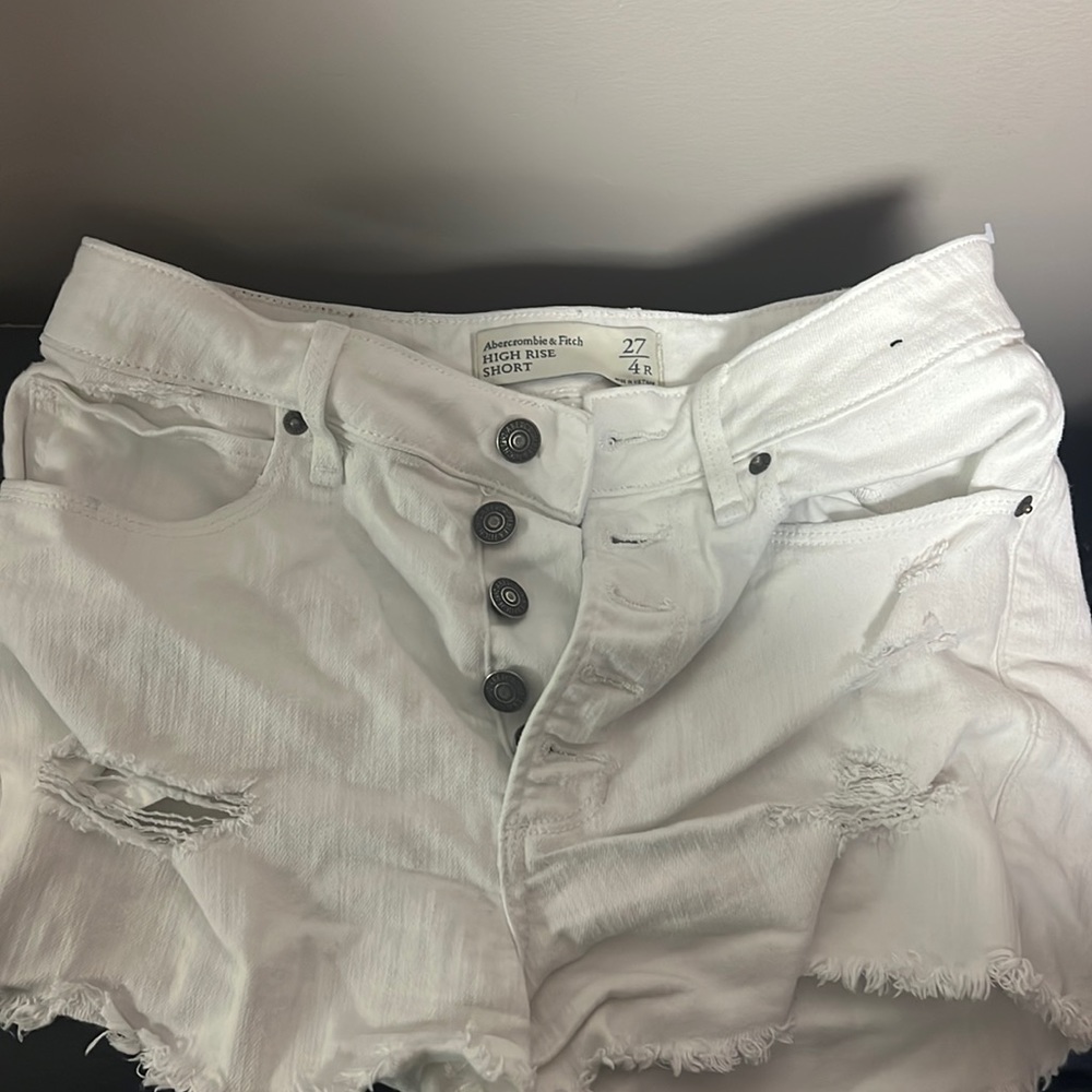 White jean shorts with cute buttons. Fits very nice and high rise